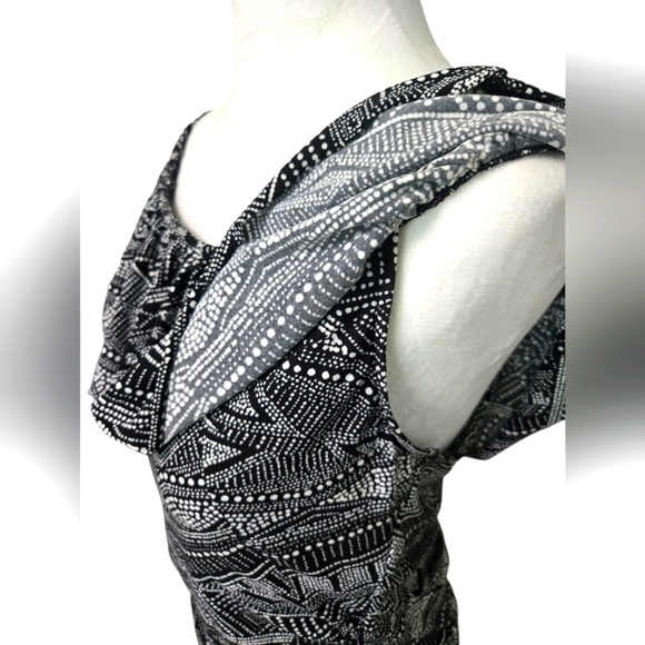 Caribbean Joe Black and White Rouched Side Built In Bra Tankini Top Size 14 - Picture 3 of 8